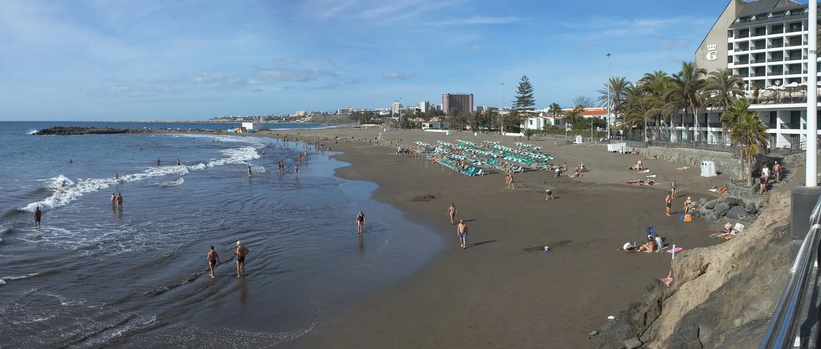The sheltered bay and sunbeds of Playa de San Agustín, Gran Canaria