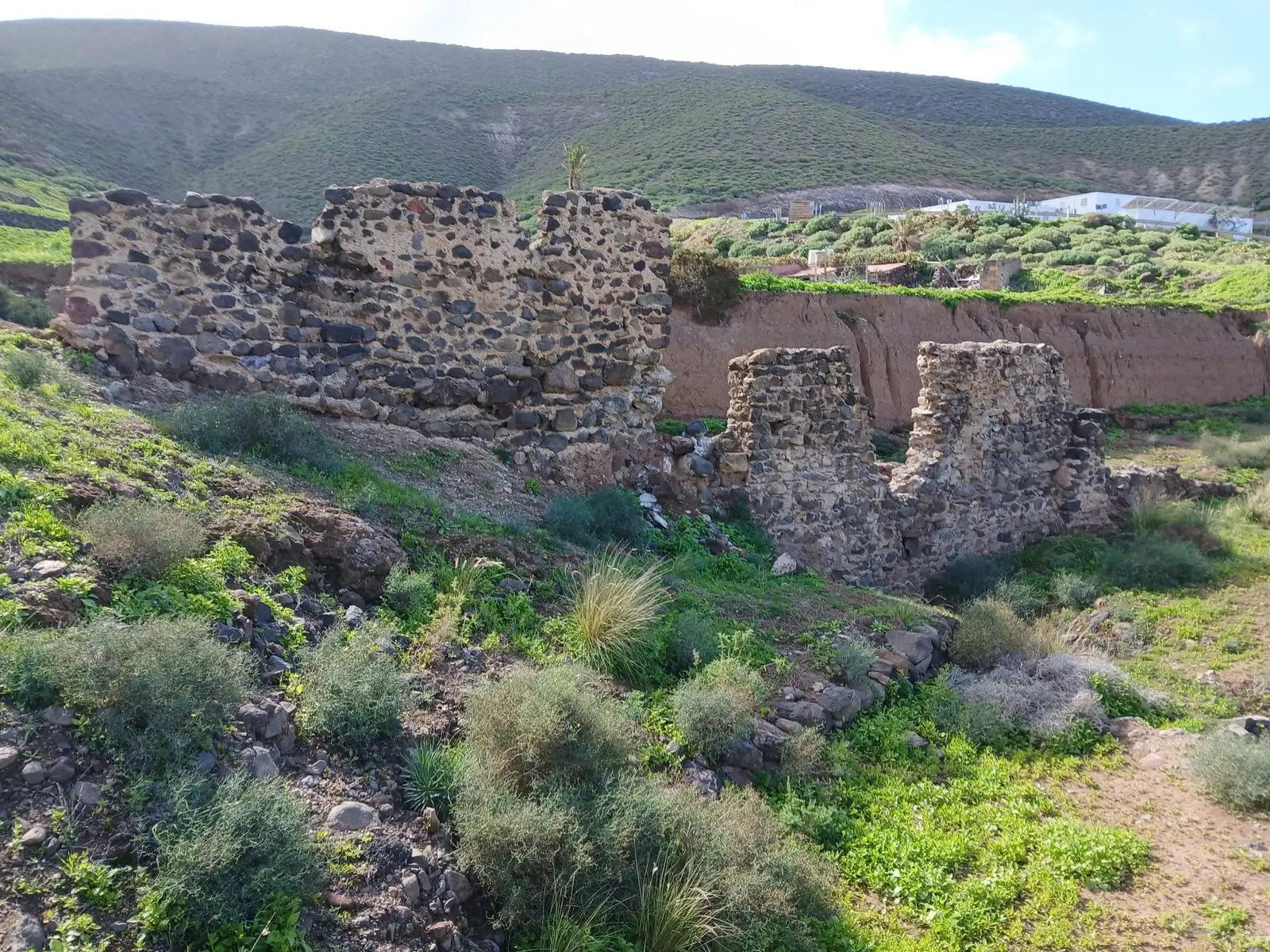Tramo final del acueducto y estructura del molino del ingenio azucarero de Las Candelarias (Agaete, Las Palmas, España)