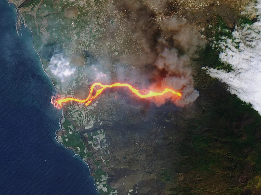La Palma lava flows into the sea