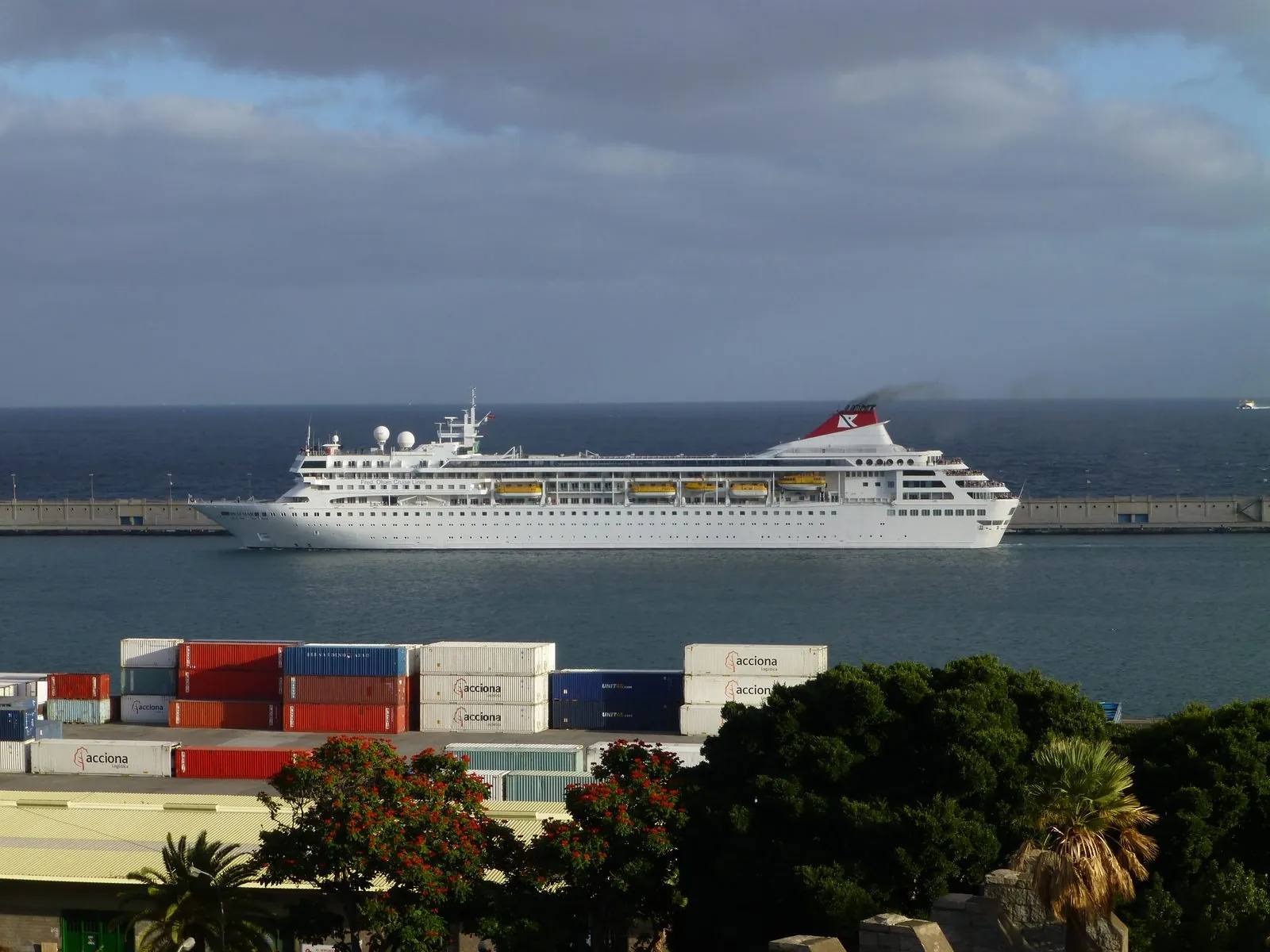 A British cruise ship in the harbour of Santa Cruz de Tenerife