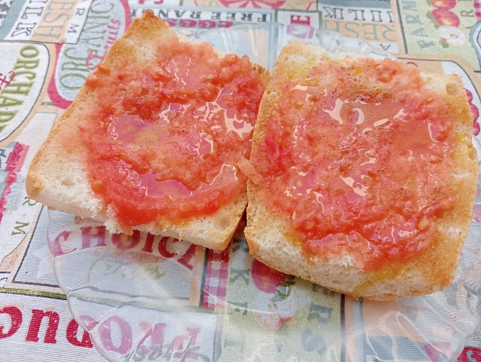 Toasted bread topped with grated tomato and olive oil, a typical breakfast tostada