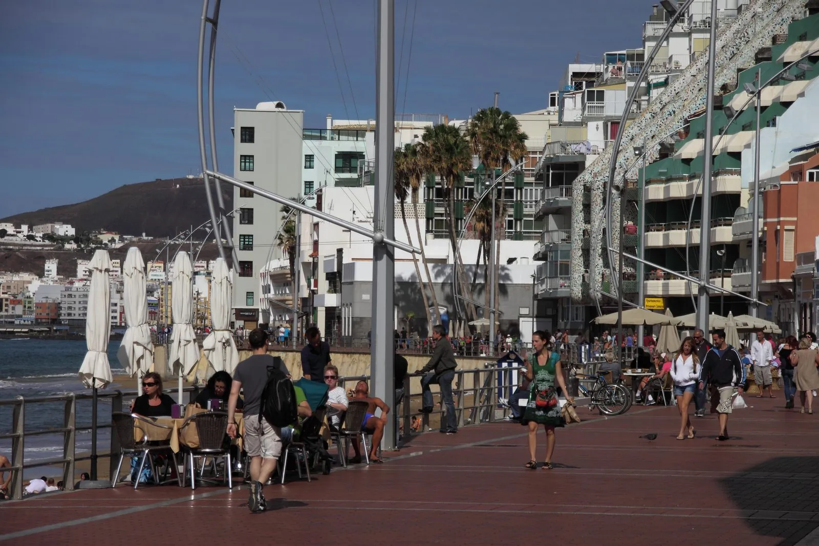 The level, paved Las Canteras promenade running alongside the city beach in Las Palmas de Gran Canaria