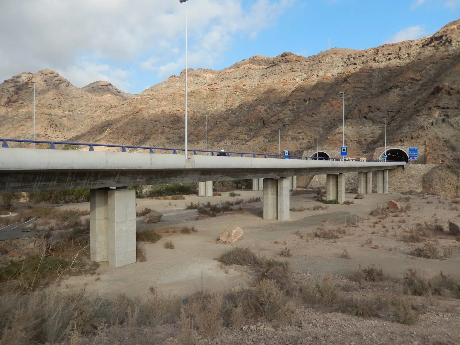 Cars on the GC-1 motorway crossing the Barranco de Tauro viaduct in southern Gran Canaria