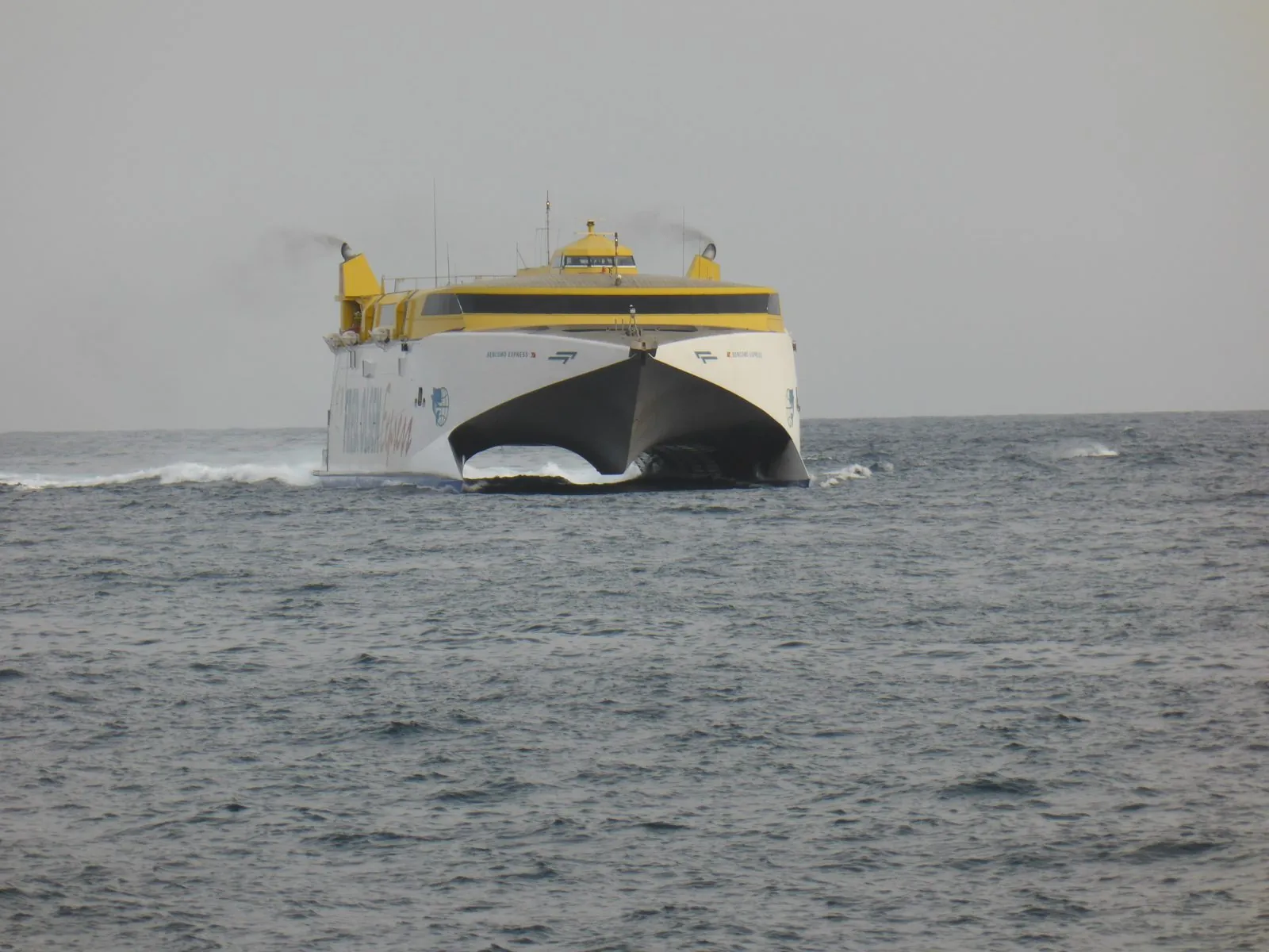 Bencomo Express, ferry catamarán rápido, de Fred Olsen en Canarias, España