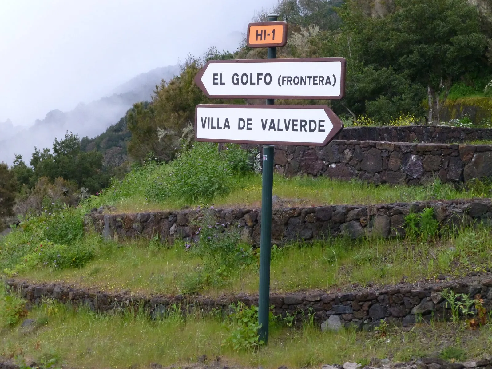Isla de El Hierro (Canarias), antigua carretera por la cumbre